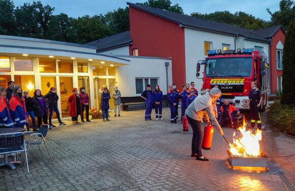 Nachwuchslöscher unterstützen bei Brandschutzunterweisung