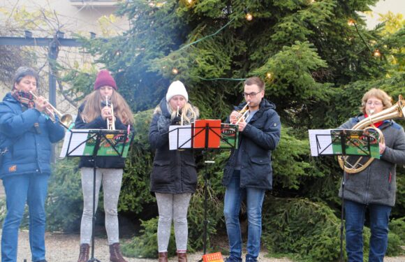 Glühwein und Gulasch am Fuße der Christus-Kirche: Bad Eilsener Weihnachtsmarkt lockt Besucher und bildet Auftakt für Adventsdorf