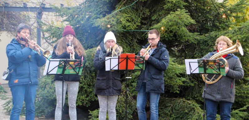 Glühwein und Gulasch am Fuße der Christus-Kirche: Bad Eilsener Weihnachtsmarkt lockt Besucher und bildet Auftakt für Adventsdorf