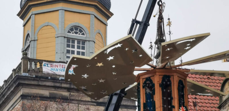 Weihnachtsmarkt in Rinteln: Adventszauber-Aufbau mit Glühweinpyramide läuft