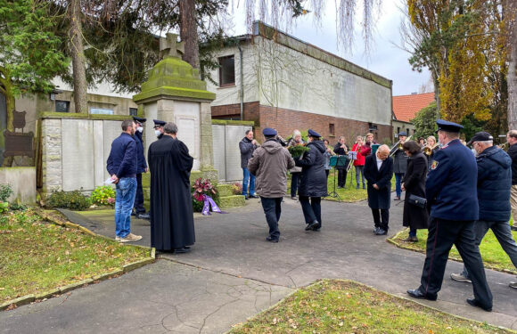 Volkstrauertag: Gedenkfeier am Friedhof der Rogate-Kirche zu Wendthagen