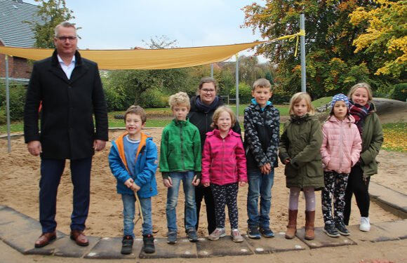 Sonnensegel für schattigen Spaß: Volksbank in Schaumburg spendet an den Hort Seggebruch