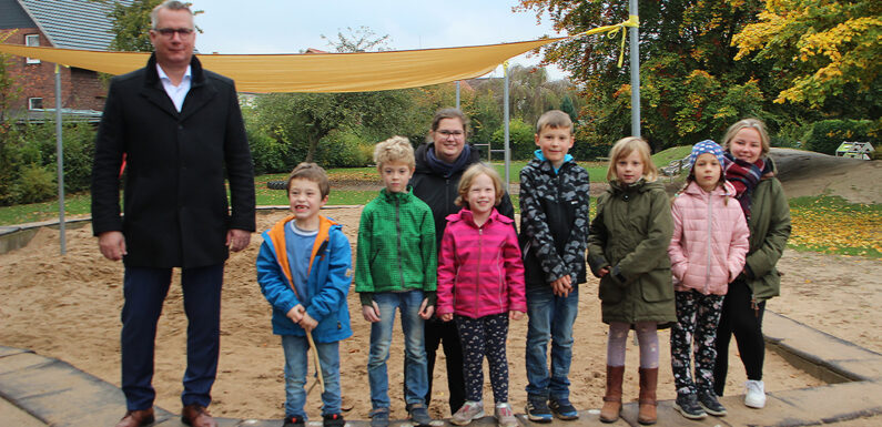 Sonnensegel für schattigen Spaß: Volksbank in Schaumburg spendet an den Hort Seggebruch
