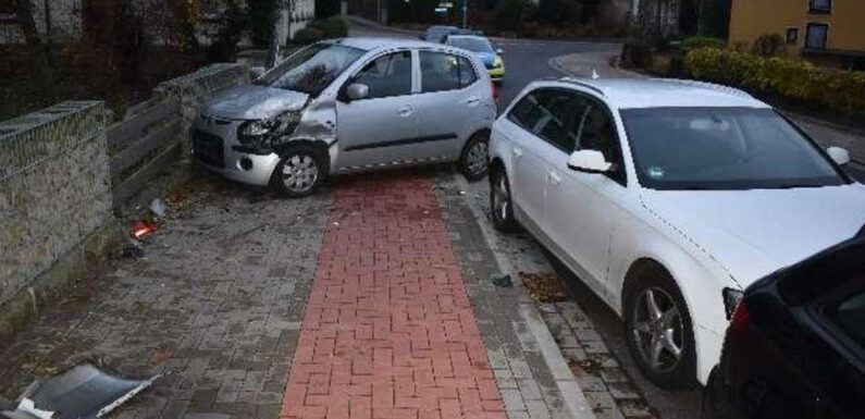 Obernkirchen: Drei Autos und Grundstücksmauer bei Unfall demoliert