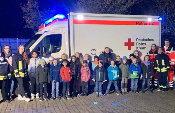 Besuch vom Rettungsdienst bei den Nachwuchslöschern