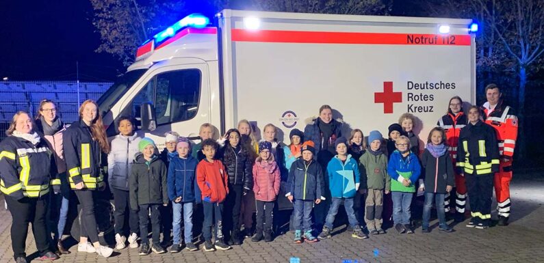 Besuch vom Rettungsdienst bei den Nachwuchslöschern