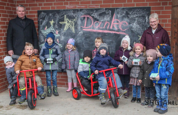 Kindertaxis sind der Hit: Volksbank in Schaumburg spendet 1000 Euro an Kita Bergkrug