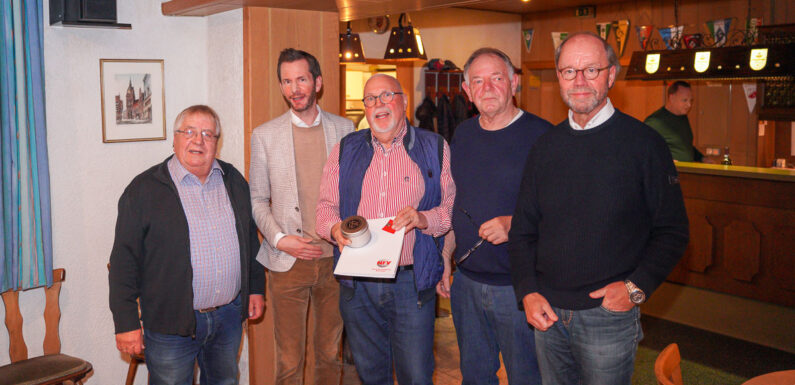 Wolfgang Hoppe für Verdienste beim SV Nienstädt 09 geehrt