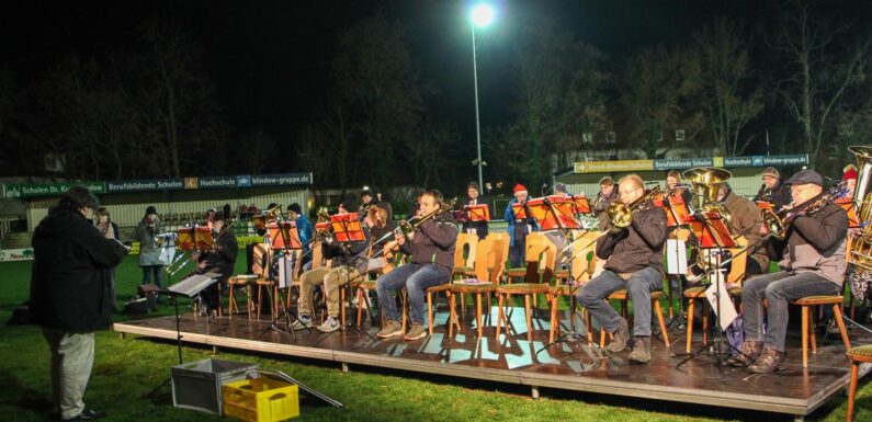 Für das Miteinander und gegen die Einsamkeit: Weihnachtssingen im Bückeburger Jahnstadion in stimmungsvoller Atmosphäre