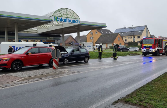 Feuerwehr wird zu Fahrzeugbrand nach Verkehrsunfall alarmiert