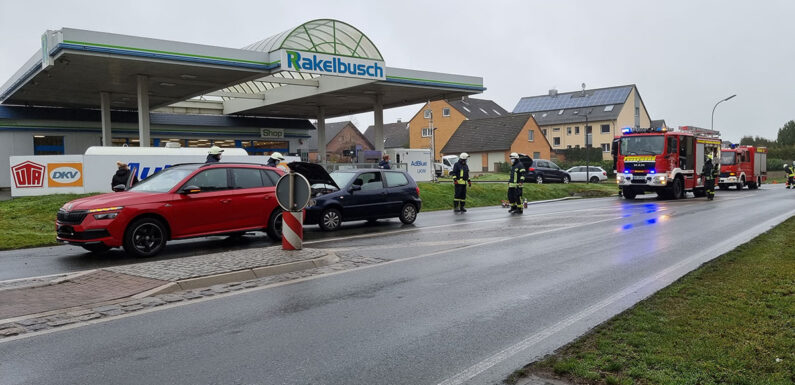 Feuerwehr wird zu Fahrzeugbrand nach Verkehrsunfall alarmiert