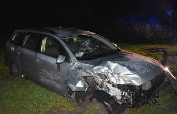 Mit VW von der Straße abgekommen: Unfallfahrer schließt Auto ab und flüchtet