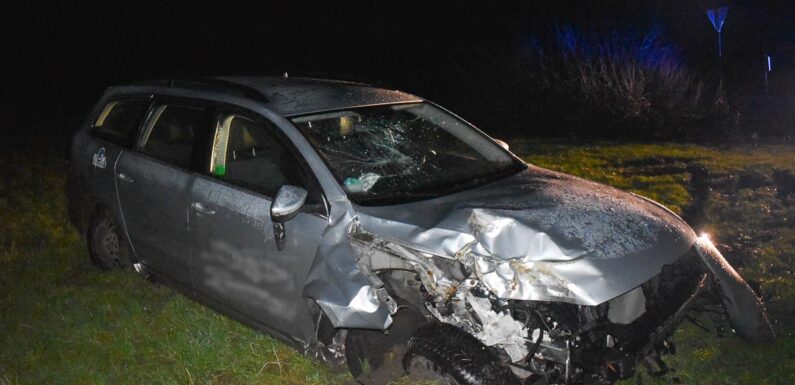 Mit VW von der Straße abgekommen: Unfallfahrer schließt Auto ab und flüchtet