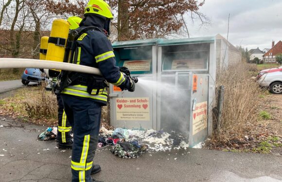 Hagenburg: Feuerwehr löscht brennenden Altkleidercontainer