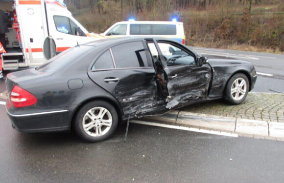 B83: Beim Abbiegen Taxi übersehen – zwei Verletzte
