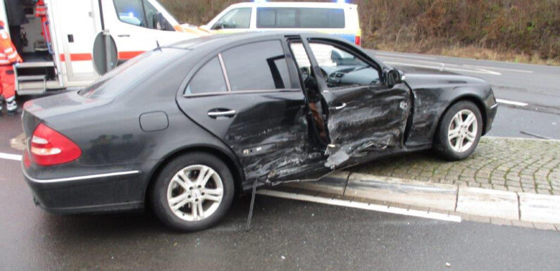 B83: Beim Abbiegen Taxi übersehen – zwei Verletzte