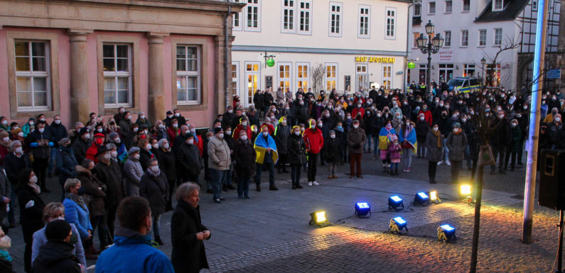 Den Frieden gemeinsam verteidigen: Hunderte Menschen kommen zu Mahnwache auf den Bückeburger Marktplatz