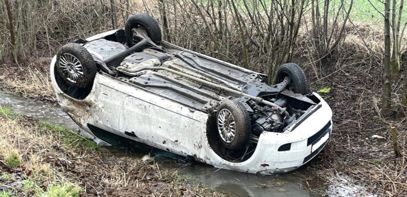 Rintelner überschlägt sich und landet mit Auto im Straßengraben
