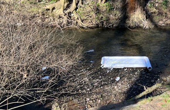 Heeßen: Unbekannte beschädigen Kindergarten-Schild und werfen es in die Aue
