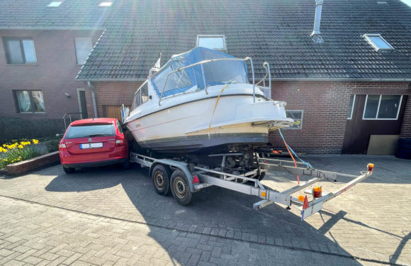 Hespe: Bootstrailer löst sich von PKW, rammt Haus und Auto