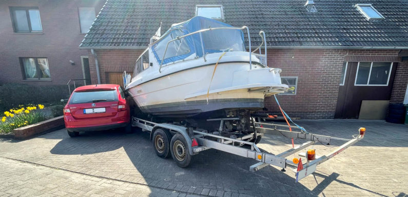 Hespe: Bootstrailer löst sich von PKW, rammt Haus und Auto