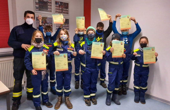 Kinderfeuerwehr Röcke: Elf Löschtiger an Jugendfeuerwehr übergeben
