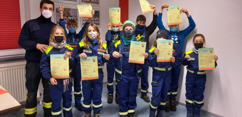 Kinderfeuerwehr Röcke: Elf Löschtiger an Jugendfeuerwehr übergeben