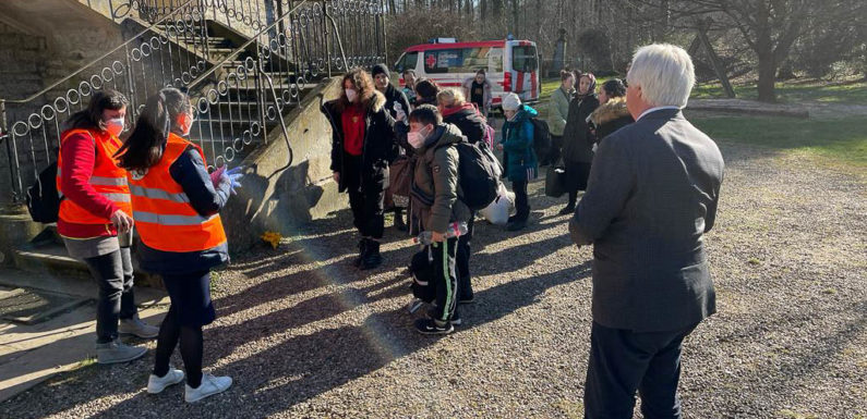 Bückeburg: Erste Geflüchtete aus der Ukraine treffen auf Schloss Baum ein