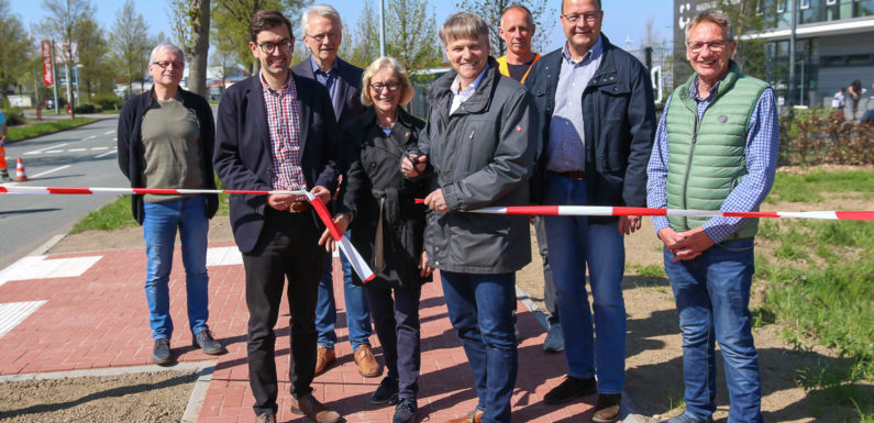 Gehweg am Helweg: Betriebe jetzt auch für Fußgänger bequem erreichbar