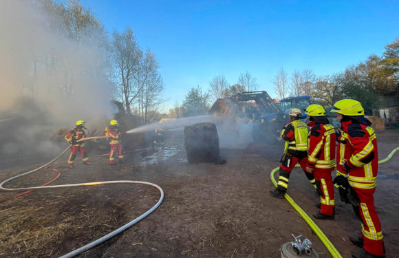 Osterfeuer in Bückeburg: Feuerwehren müssen brennende Strohballen löschen
