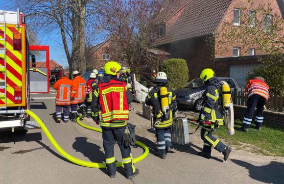 60 Feuerwehrleute bei Zimmerbrand in Hespe im Einsatz