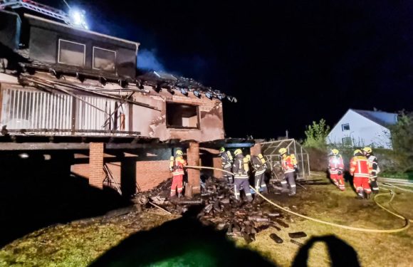 Feuerwehrmann bei Dachstuhlbrand in Apelern verletzt