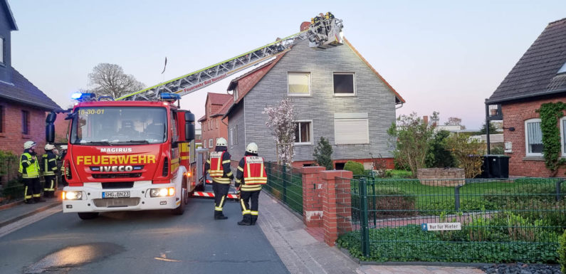Feuerwehr übt in Hohnhorst: Dachstuhlbrand und Menschenrettung als Szenario