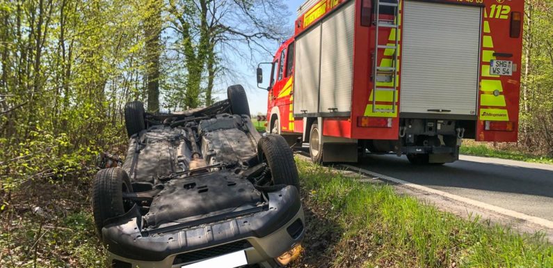 Auto landet im Graben: Feuerwehr befreit Fahrer durch den Kofferraum