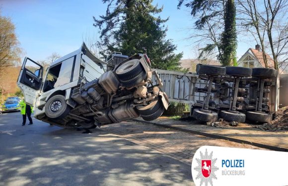 LKW in Bad Eilsen umgekippt: 100.000 Euro Schaden