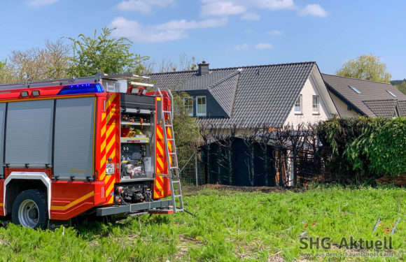 Einsatz für Feuerwehr in Heeßen: Hecke und Schuppen fangen Feuer