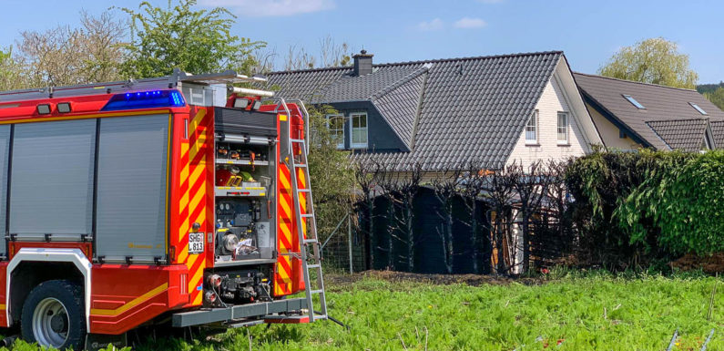 Einsatz für Feuerwehr in Heeßen: Hecke und Schuppen fangen Feuer