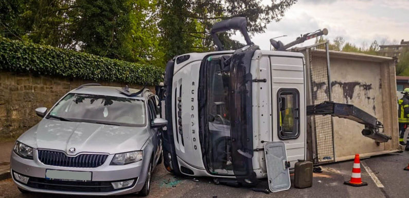 Bad Eilsen: LKW kippt bei Unfall auf die Seite