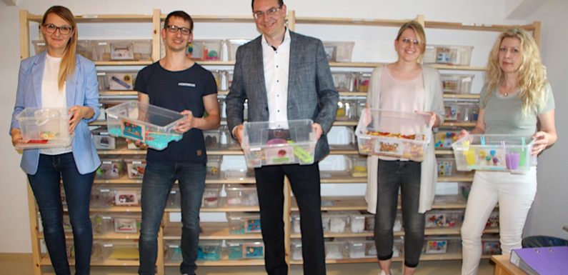 Bückeburg: Förderverein und Volksbank in Schaumburg sponsern Aktionskisten für Julianen-Kita