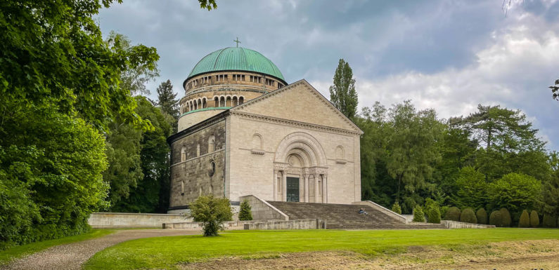 Nach getaner Arbeit: Obernkirchener sonnt sich nackt am Mausoleum in Bückeburg