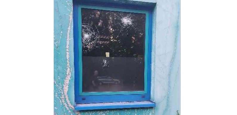 Fensterscheiben beschädigt: Polizei bittet um Zeugenhinweise