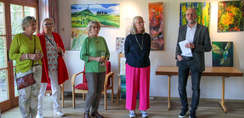 Montagsmaler zeigen „Jedes Motiv, jede Farbe, jeder Stil“: Ausstellungseröffnung in der Begegnungsstätte