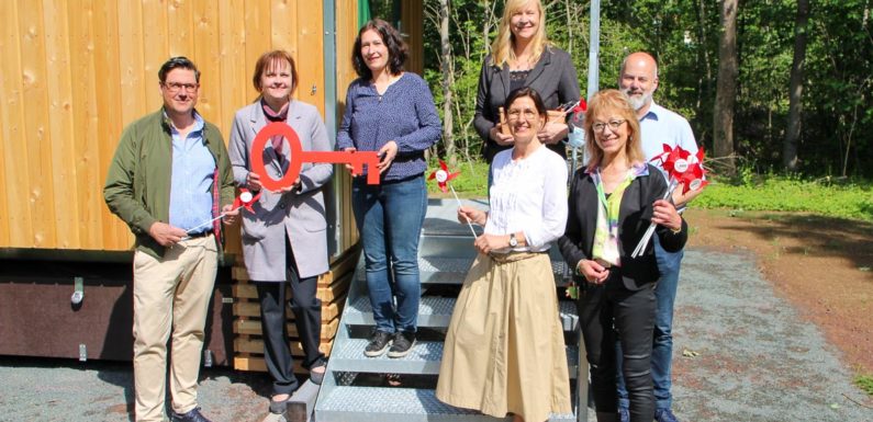 Waldkindergarten steht in den Startlöchern: Offizielle Schlüsselübergabe an den Träger AWO