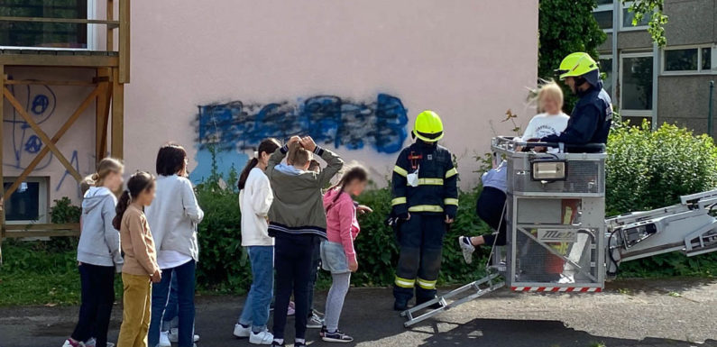 Feuerwehr Bückeburg besucht ukrainische Flüchtlingskinder