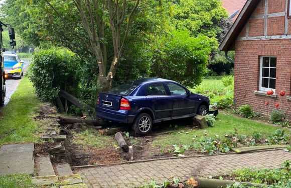 Alkoholisiert von der Straße abgekommen: Autofahrer landet im Vorgarten