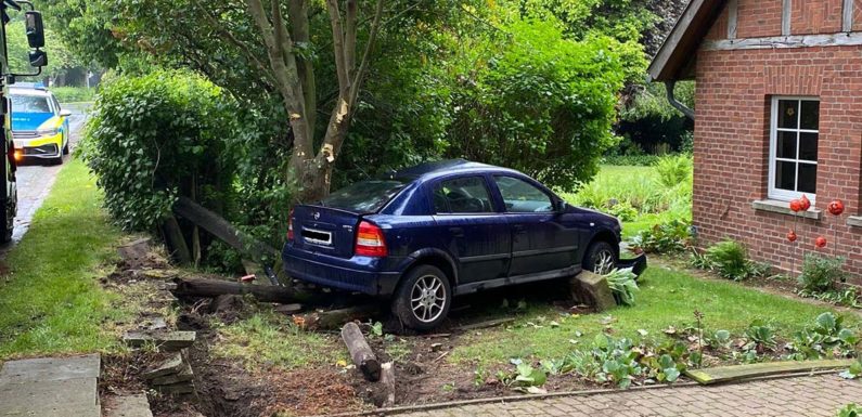 Alkoholisiert von der Straße abgekommen: Autofahrer landet im Vorgarten