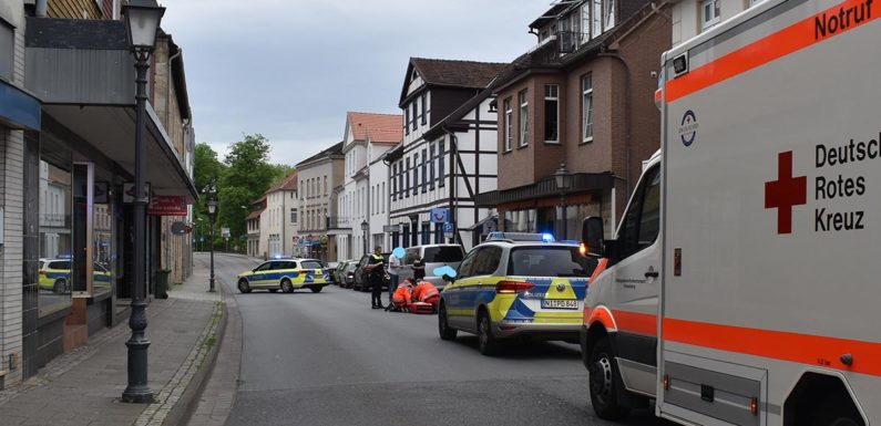 Motorradfahrer fährt gegen Auto: Unfall auf der Schulstraße in Bückeburg