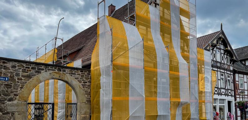 Gerüst und Plane am Museum Bückeburg: Hinter der „Verkleidung“ wird fleißig gearbeitet