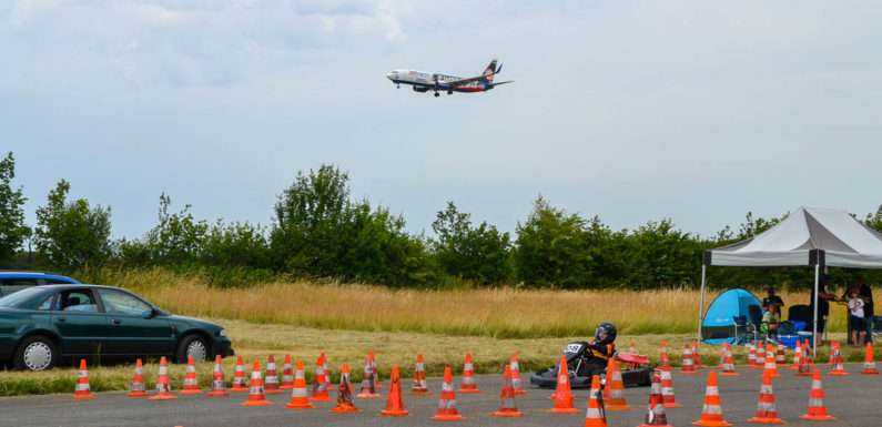 Landende Flugzeuge, schnelle Karts und ein Polizeibesuch