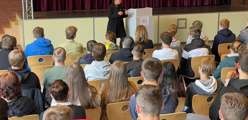 Europaprojekttag: Colette Thiemann besucht IGS Helpsen